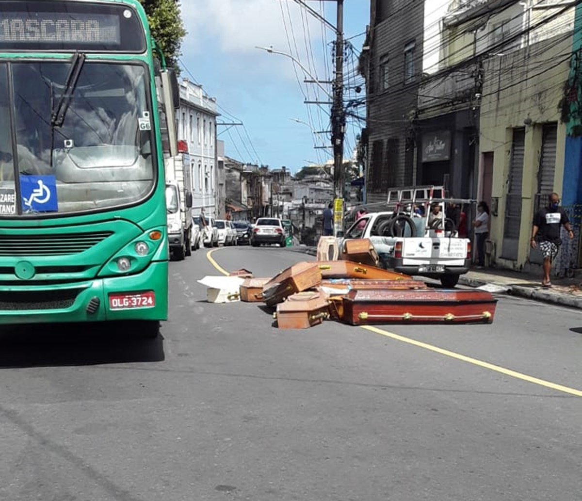 "Defuntos" podem sair de funerária fechada em Salvador e caixões aparecem na rua. O que aconteceu?