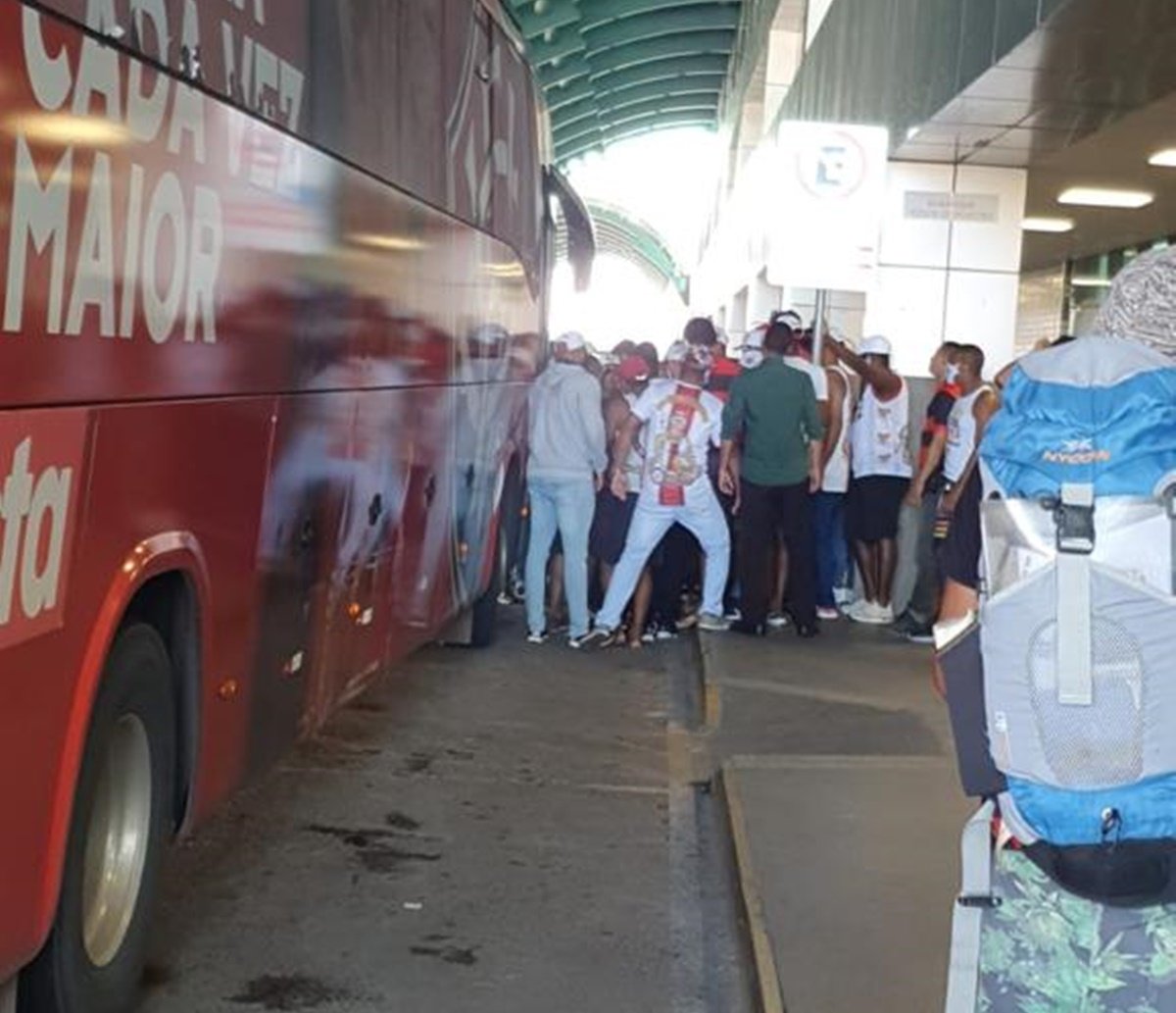 Com palavras de ordem contra atletas, diretoria e comissão técnica, torcedores do Vitória cobram elenco durante embarque no Aeroporto; assista