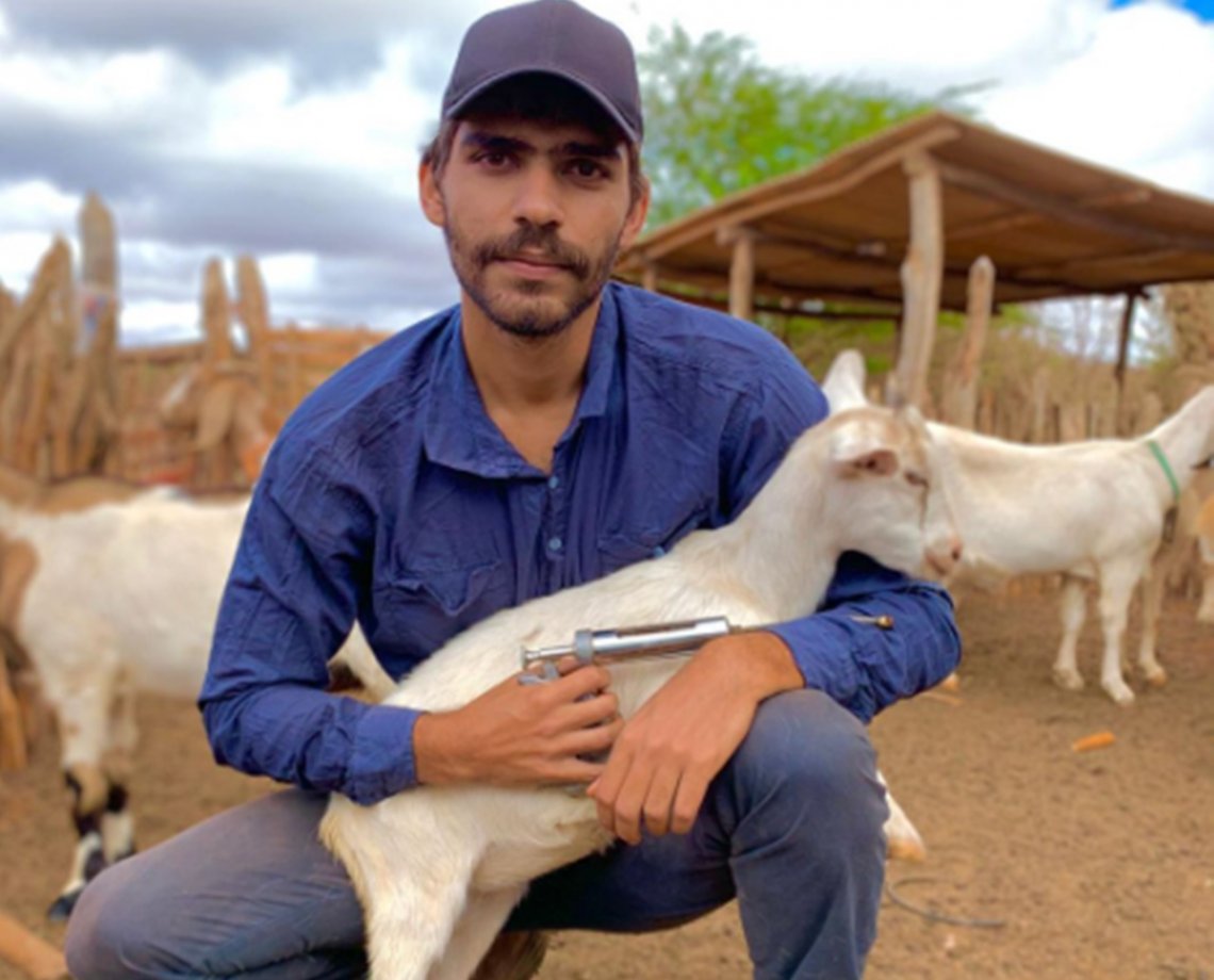 Cabra cega que se guia pela voz do dono na Bahia viraliza; "às vezes tenho que berrar para socializar"