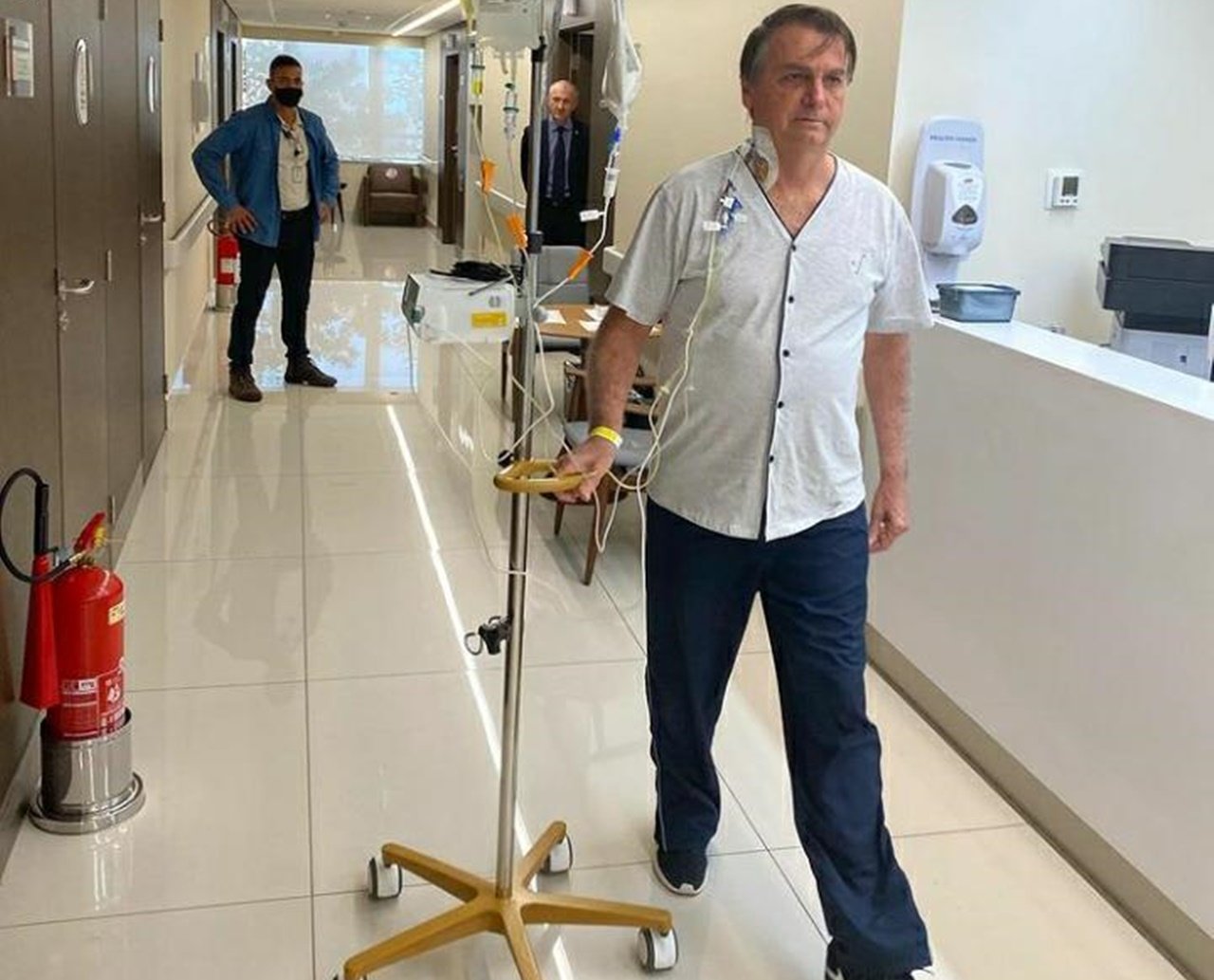 Após quatro dias internado, Bolsonaro recebe alta médica e deixa hospital em São Paulo