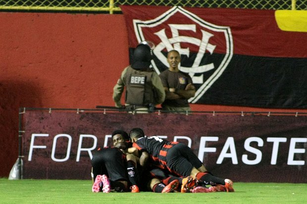 Vitória vence o Bragantino por 4 a 1 e alivia pressão no Barradão