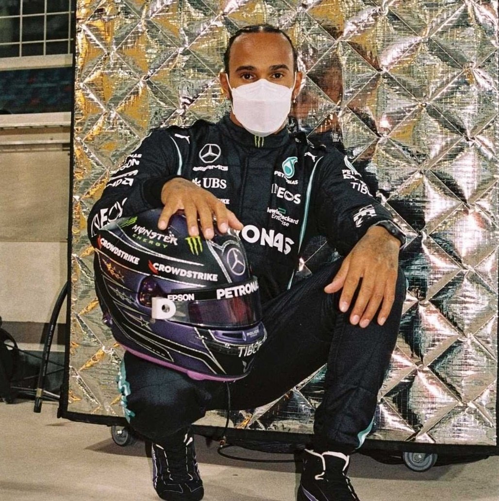 Lewis Hamilton é alvo de racismo após vitória no polêmico GP da Inglaterra; emojis de macaco foram postados em rede social