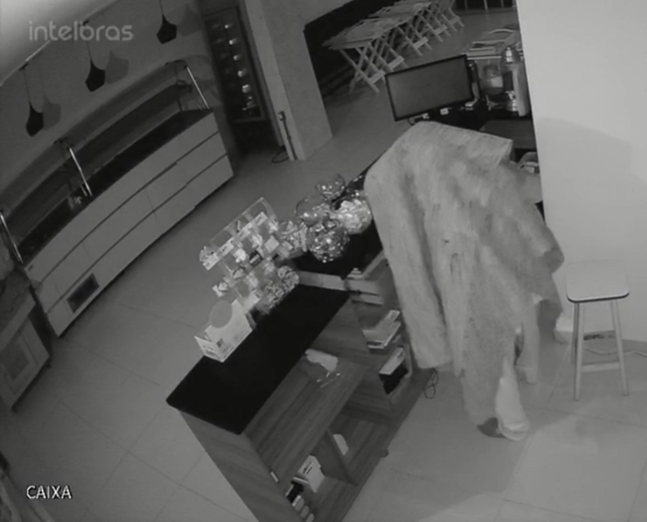 Bandido invade e furta diversos objetos de restaurante no "coração" do Pelourinho, mas câmera mostra o rosto dele; assista