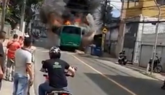 Assista! Ônibus é incendiado no bairro do IAPI, em Salvador; suspeita é de retaliação após ação da PM