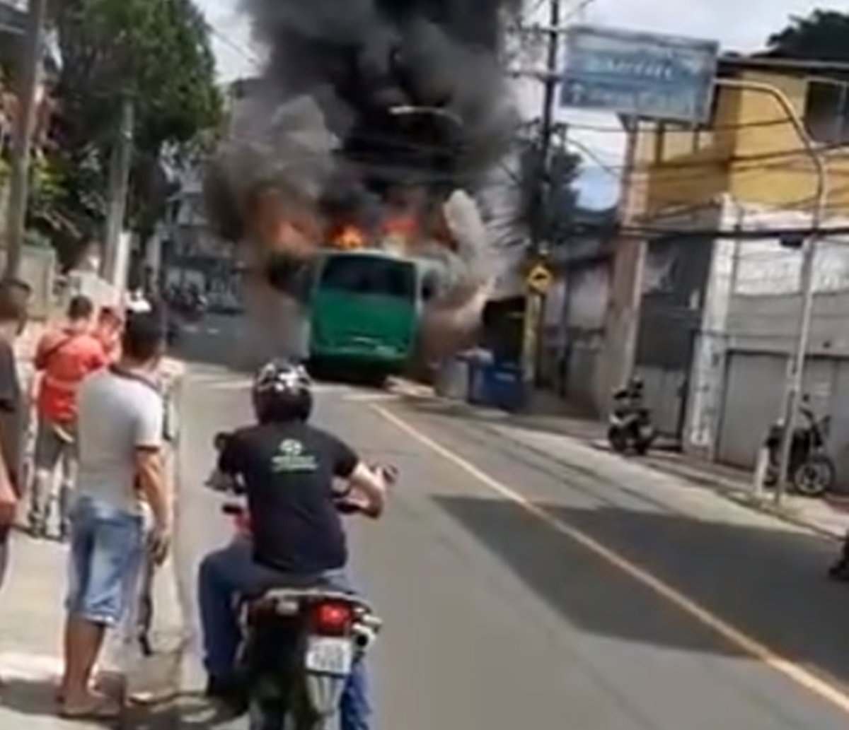 Assista! Ônibus é incendiado no bairro do IAPI, em Salvador; suspeita é de retaliação após ação da PM