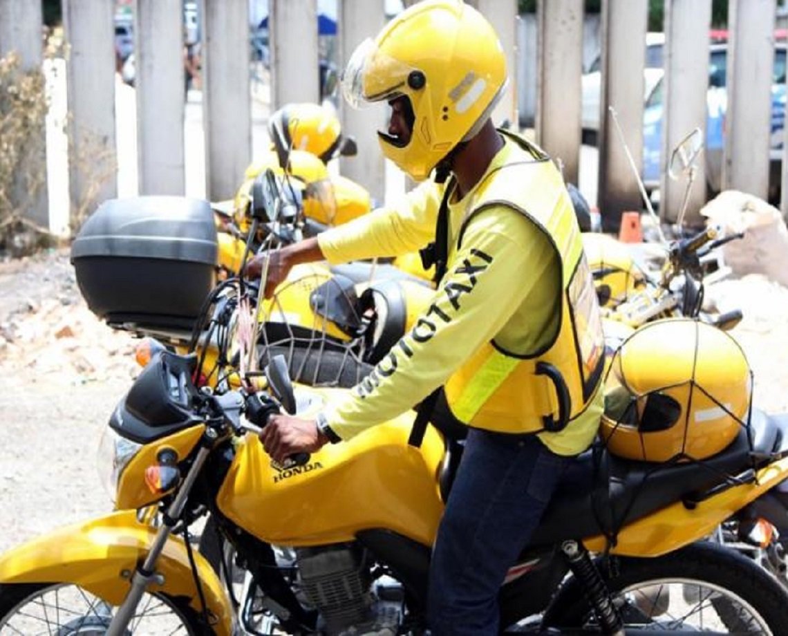 Mototaxistas regulamentados de Salvador já podem retirar cestas básicas; veja cronograma