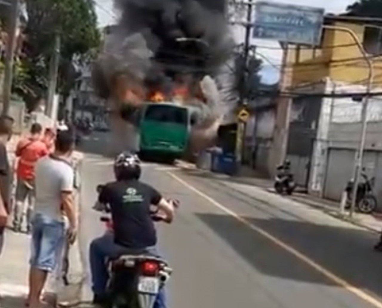 Moradores do IAPI voltam a ter ônibus no bairro após circulação ser suspensa por conta de incêndio criminoso em coletivo