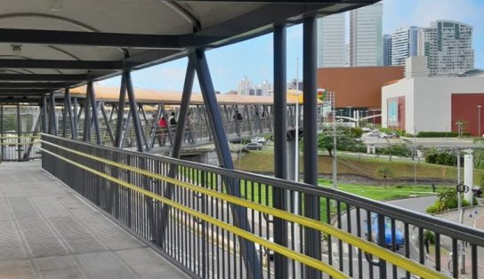 Após oito meses de obras, passarela que interliga Estação Pernambués do Metrô ao shopping é inaugurada