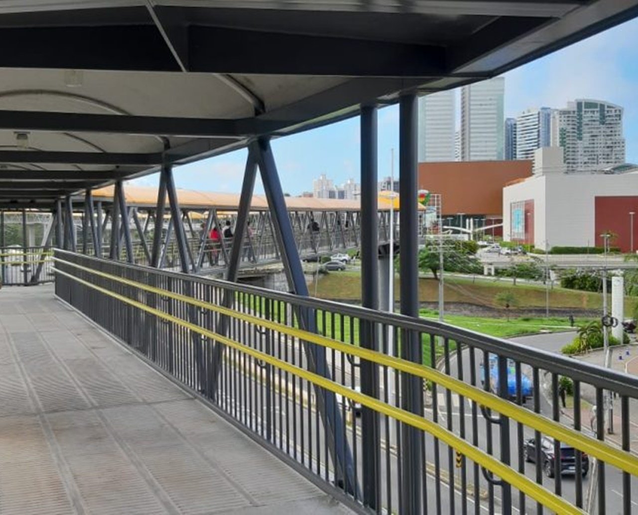 Após oito meses de obras, passarela que interliga Estação Pernambués do Metrô ao shopping é inaugurada