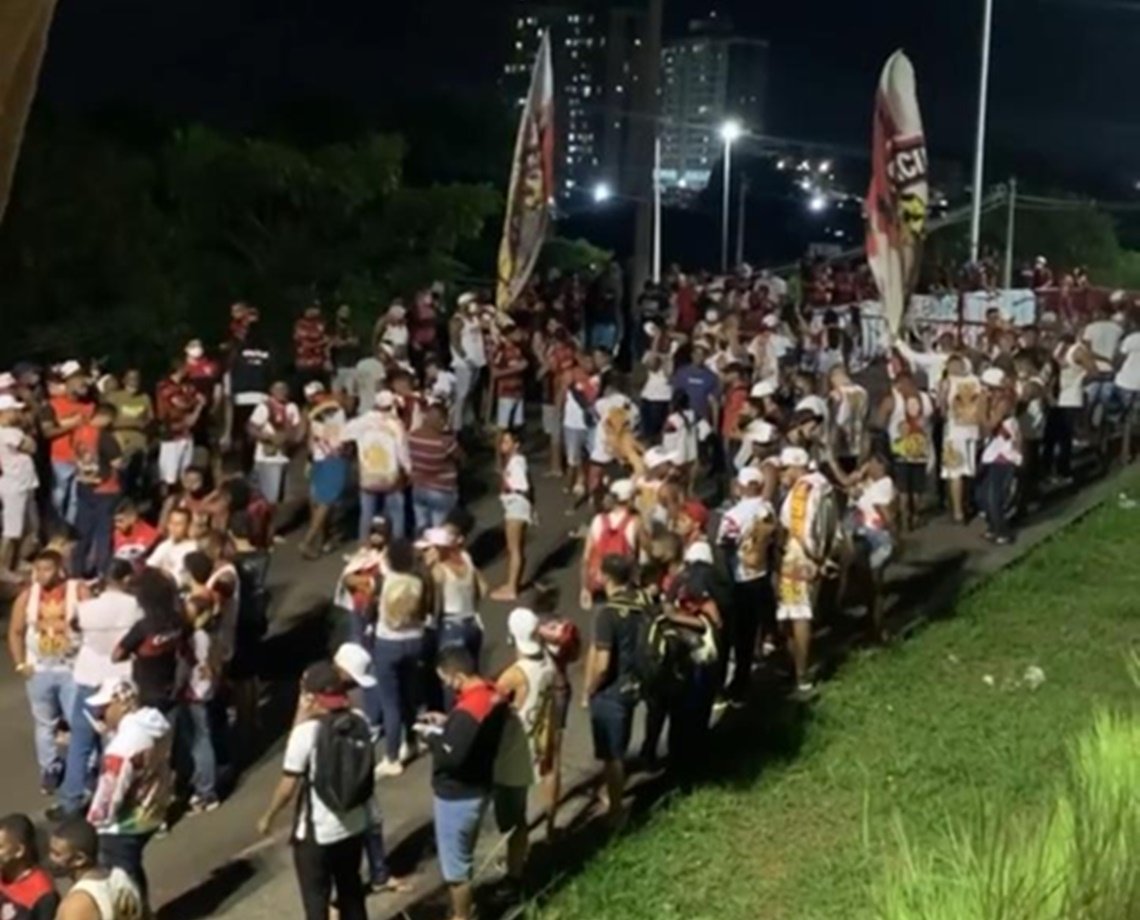 VÍDEO: na frente do Barradão, torcedores do Vitória pedem saída de Paulo Carneiro; time encara a Ponte Preta nesta terça