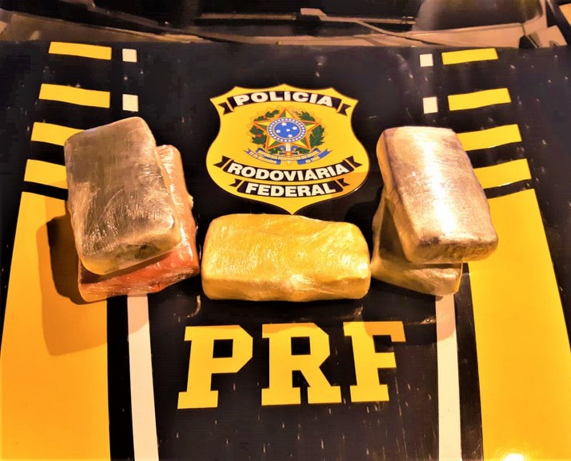 Drogas avaliadas em R$ 700 mil são apreendidas em cobertor e peça íntima de passageira de ônibus na BR-101