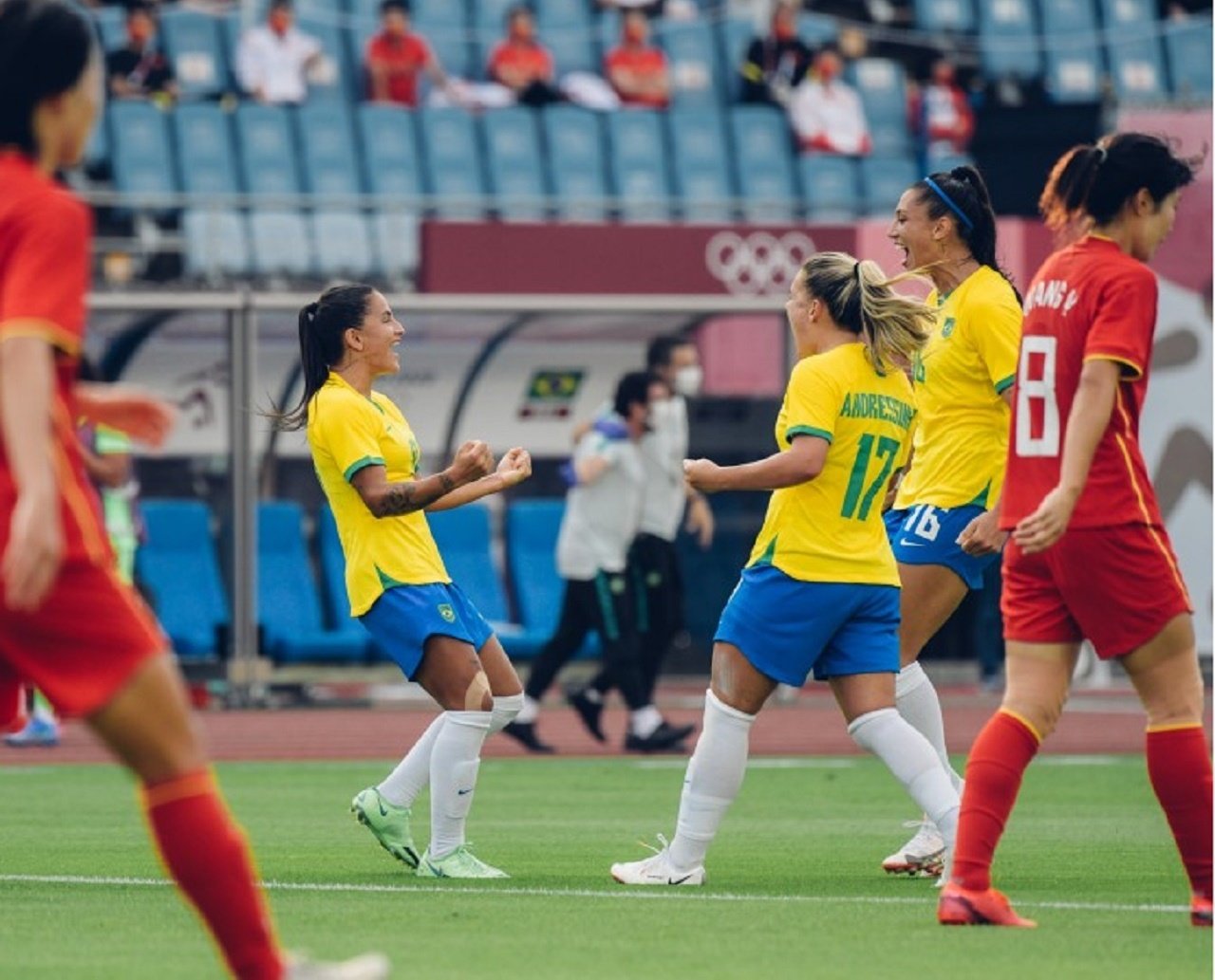 Em Tóquio, chinesas experimentam chocolate brasileiro na estreia das meninas do futebol nos Jogos Olímpicos