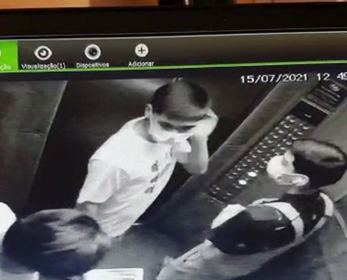 Grupo entra em condomínio de luxo pela porta da frente, arromba apartamentos e sai com joias em Salvador