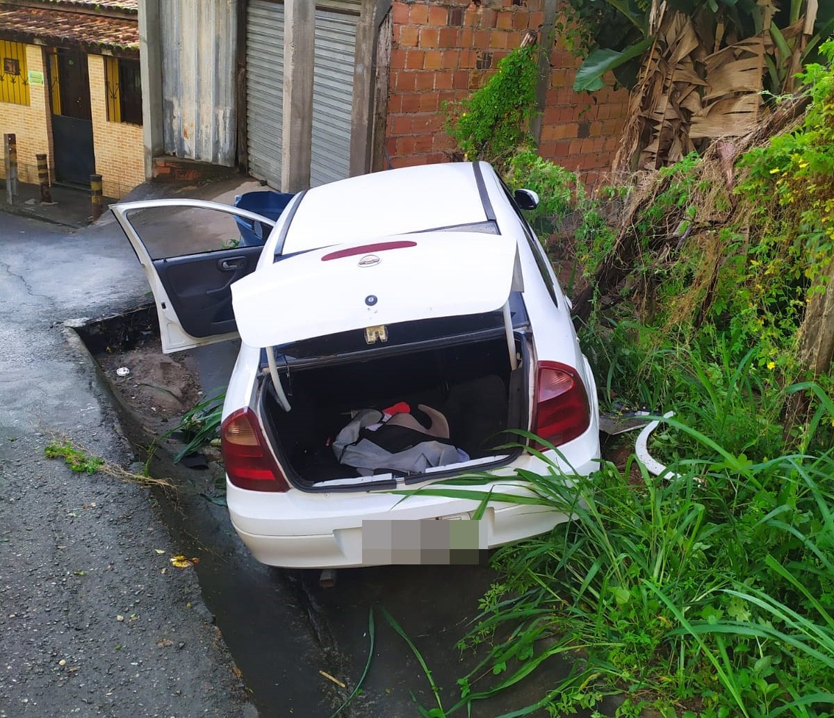 "Terroristas do Corsa" são achados pela PM no momento em que abordavam motorista e quatro morrem em Salvador