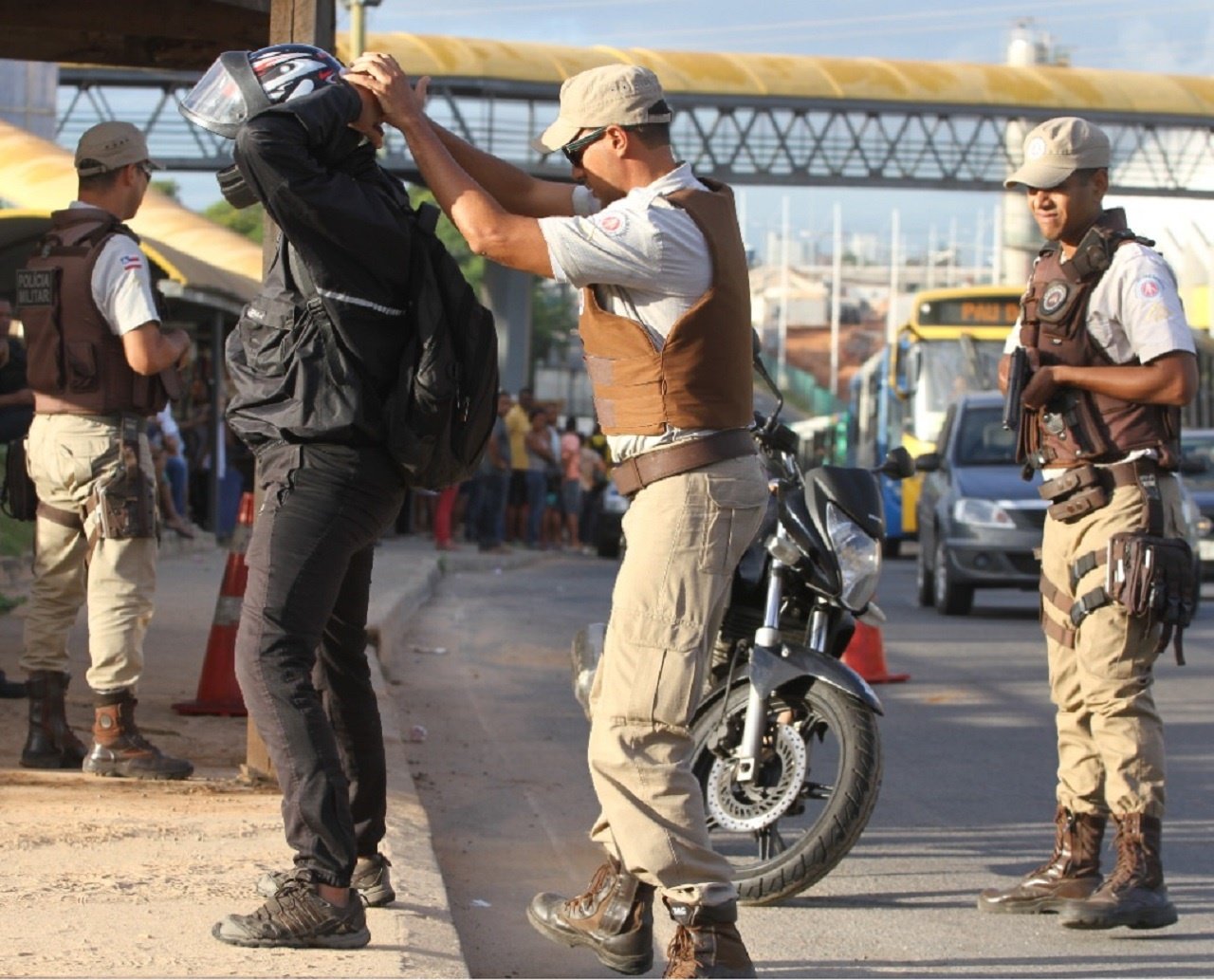 Excessos e abusos em abordagens policiais são discutidos em lançamento de cartilha na Câmara Municipal de Salvador