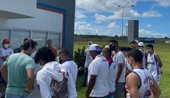 Recado Dado: na frente do técnico e dirigente, torcedores do Bahia fazem cobranças; "discurso segue o mesmo" 