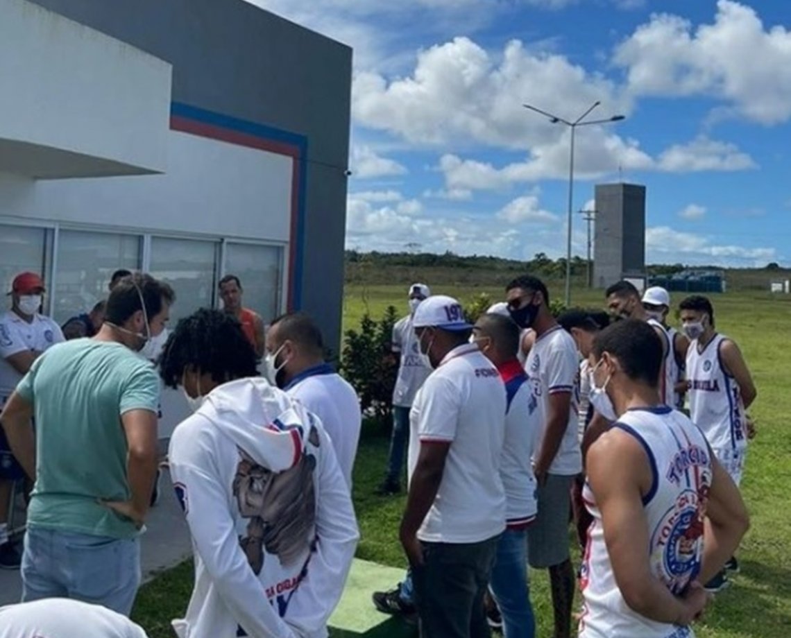Recado Dado: na frente do técnico e dirigente, torcedores do Bahia fazem cobranças; "discurso segue o mesmo"