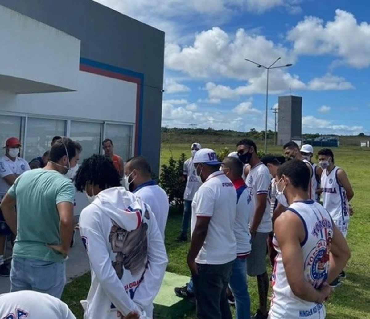 Recado Dado: na frente do técnico e dirigente, torcedores do Bahia fazem cobranças; "discurso segue o mesmo" 