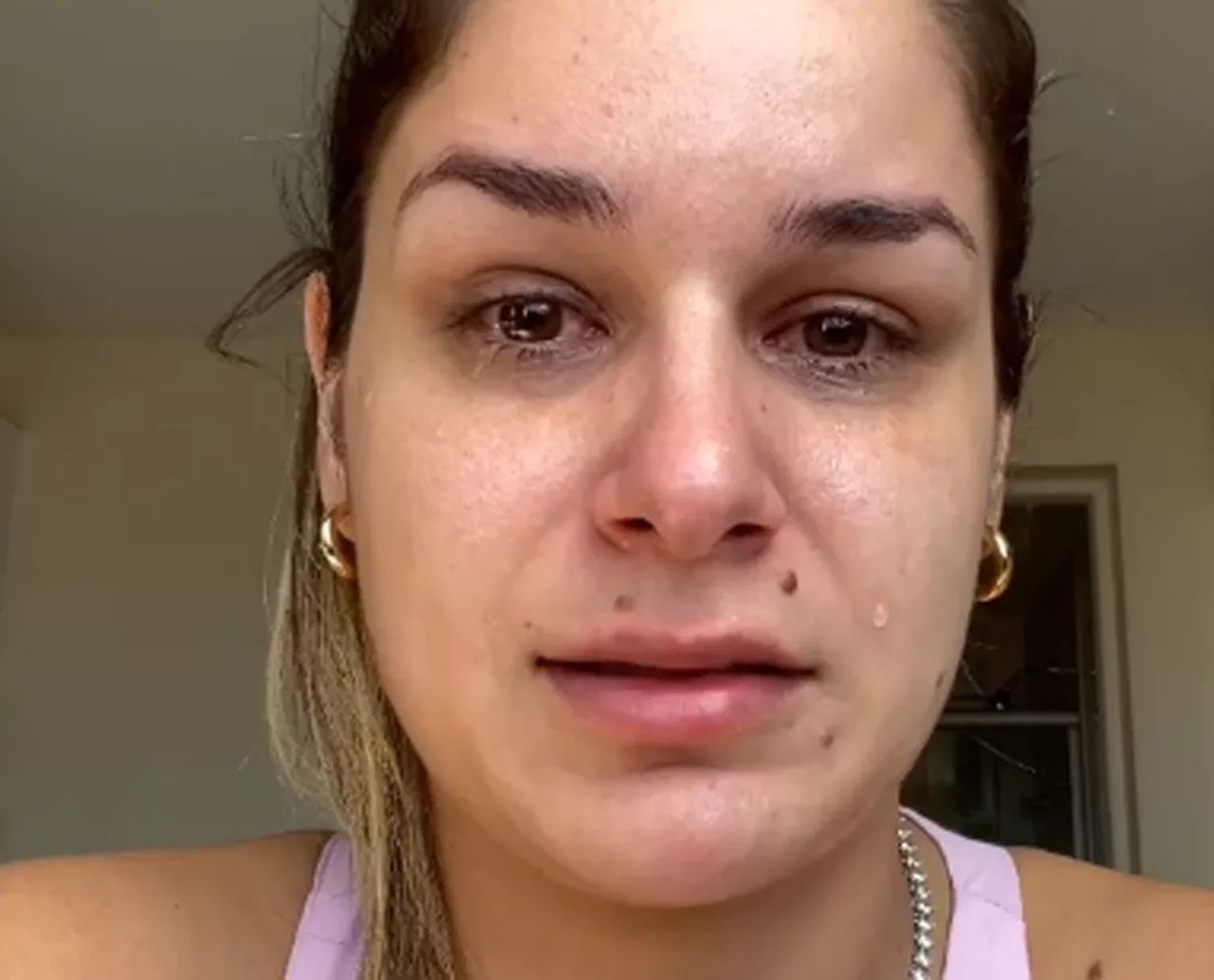 Pamella Holanda divulga vídeo chorando e conta que DJ Ivis a deixou sem ter onde morar "de propósito"