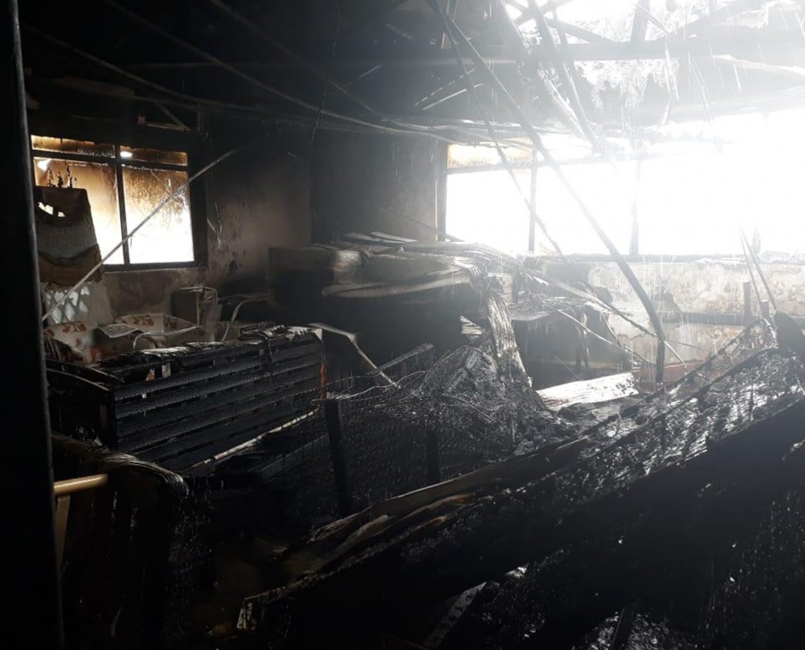 Hotel atingido por incêndio em Jardim Armação é interditado pela Defesa Civil; causas ainda são desconhecidas