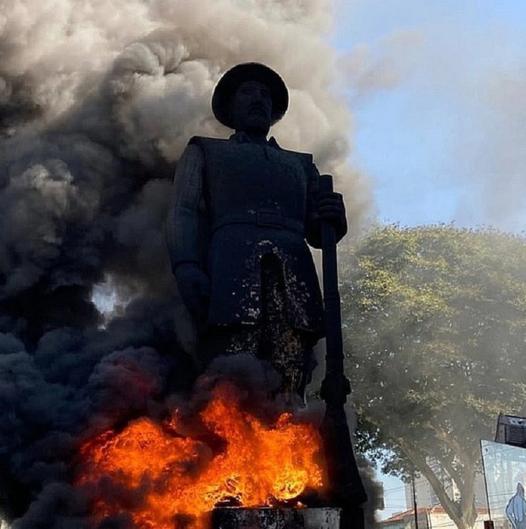 Polícia prende suspeito de apoiar incêndio contra estátua de Borba Gato em São Paulo