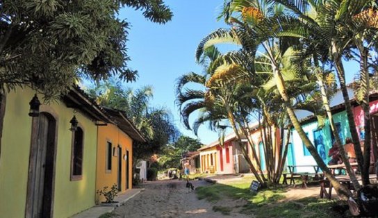 Turista espanhola é estuprada por três homens após pegar carona em Caraíva, um dos destinos mais procurados da Bahia