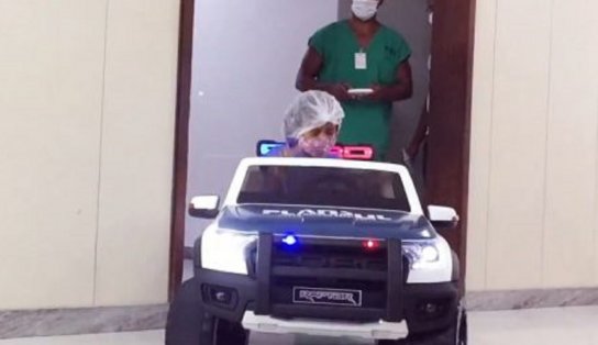 Condutores da alegria: hospital em Itabuna utiliza 'carrinho' elétrico de brinquedo para transportar crianças ao centro cirúrgico