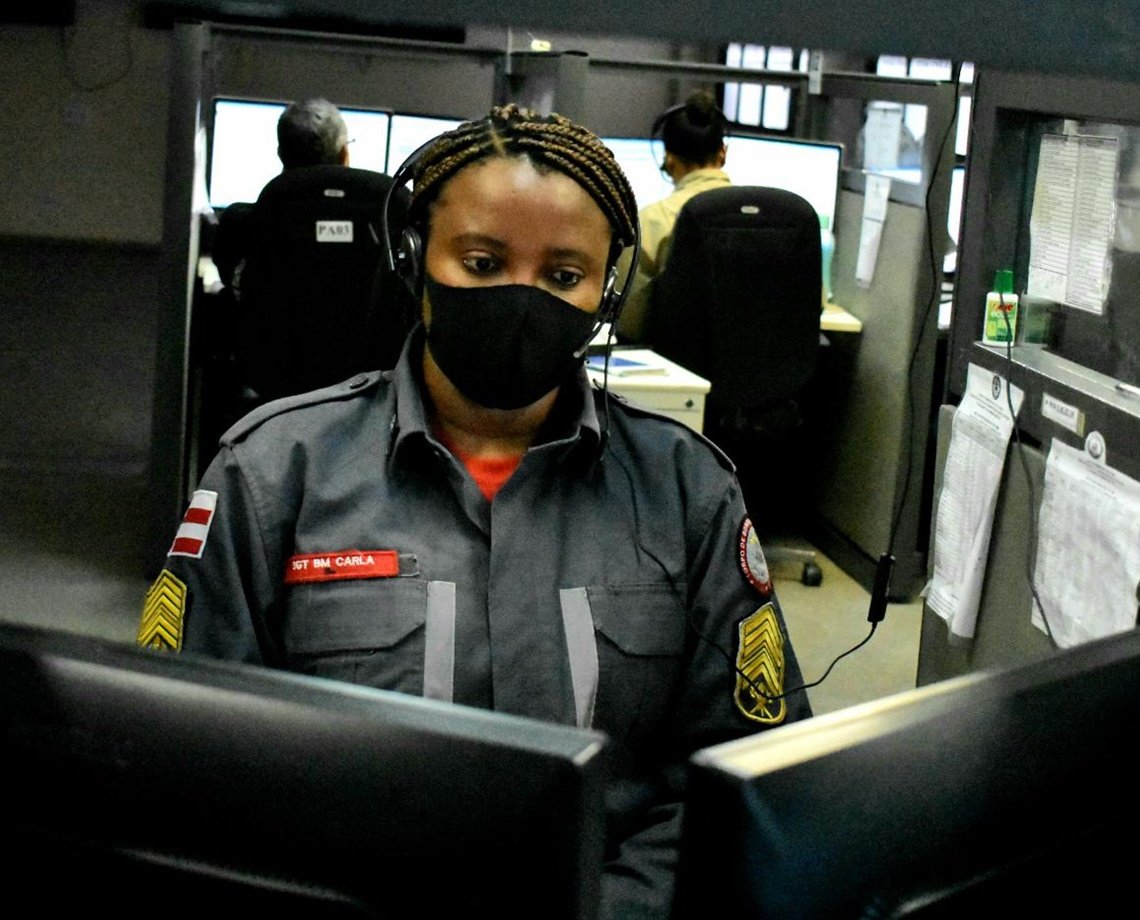 Bombeira militar salva bebê de apenas 10 dias de vida com orientações por telefone; criança engasgou