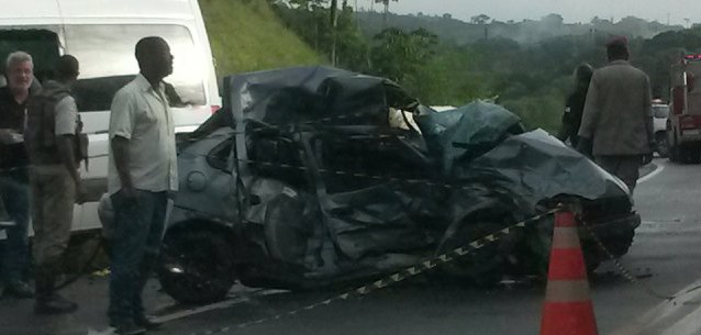 Colisão entre carro e van deixa uma pessoa morta na BA-093