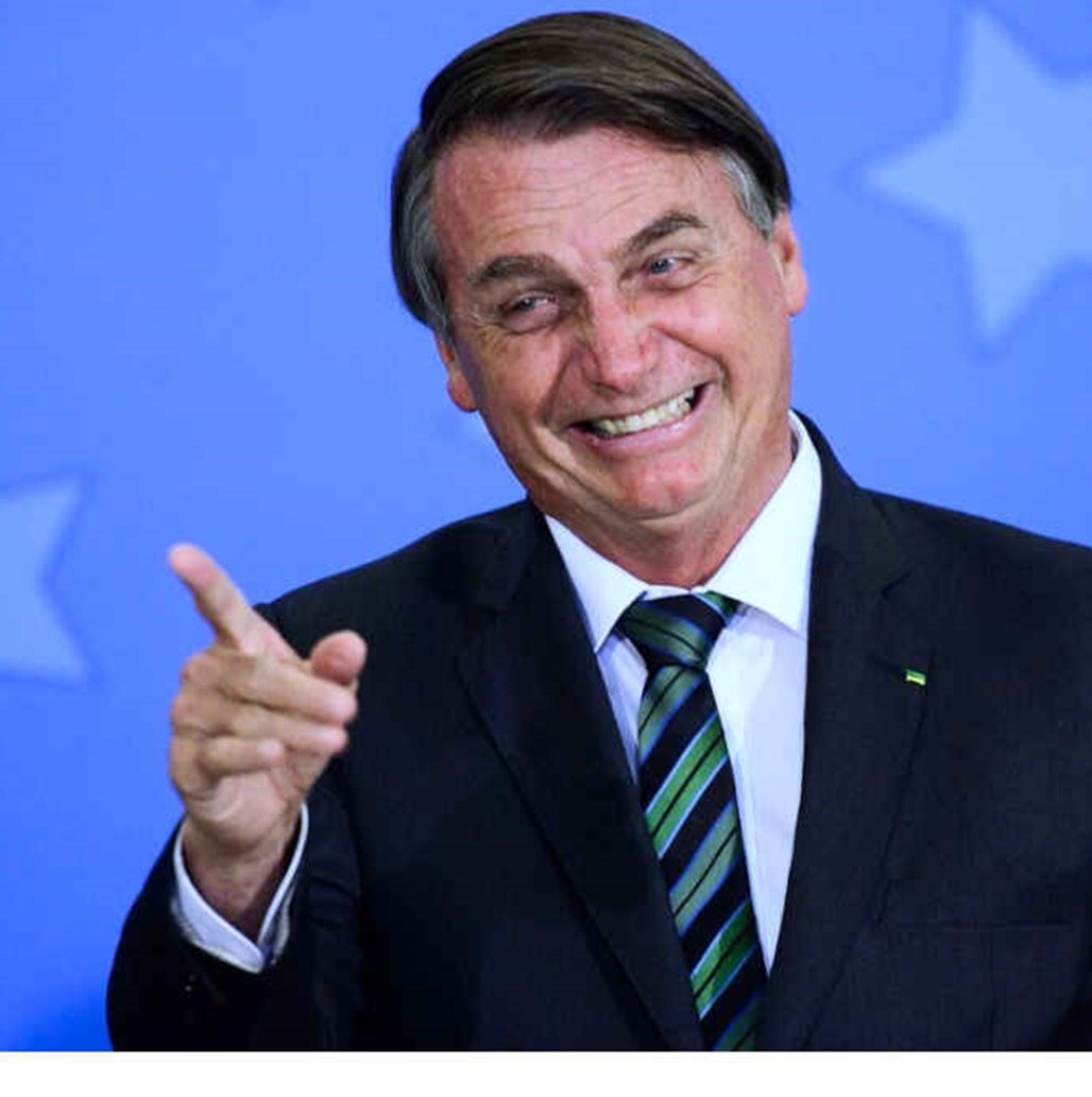 Bolsonaro dá uma de Bragaboys e promete um "pra balançar isso aqui é bomba" sobre eleições 