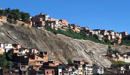 Deputado nota risco de encosta no bairro de Cajazeiras 8 e pede instalação de geomanta a Bruno Reis