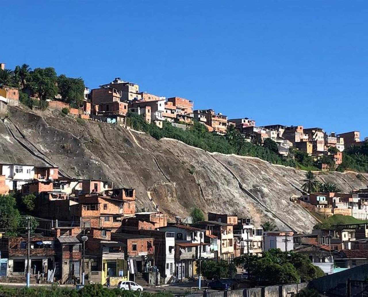 Deputado nota risco de encosta no bairro de Cajazeiras 8 e pede instalação de geomanta a Bruno Reis