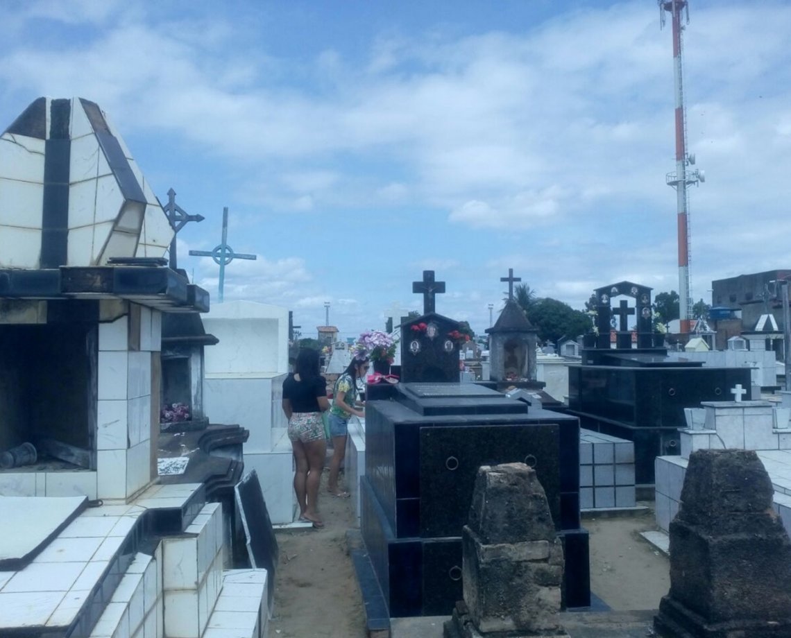 O que esperar do enterro do próprio pai? Na Bahia, mulher acaba presa durante o último adeus