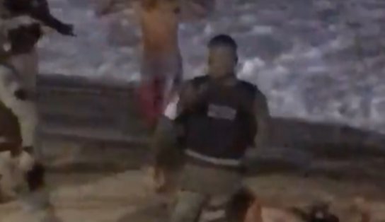 Suspeitos de assalto tentam fugir pelo mar do Porto da Barra mas recuam após dar de cara com Graer; assista