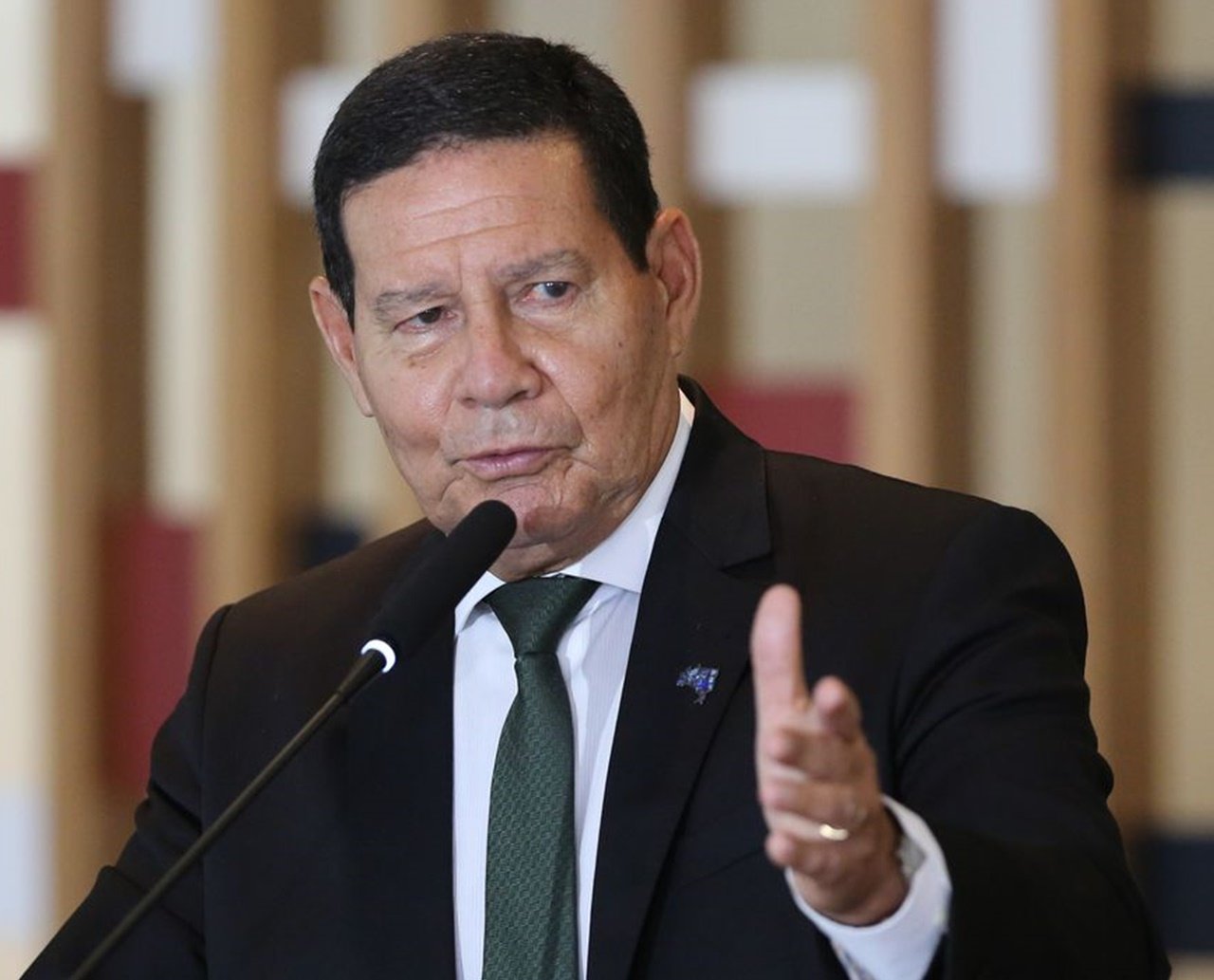 “Sigo neste governo até o fim”, diz Mourão após ruídos de renúncia