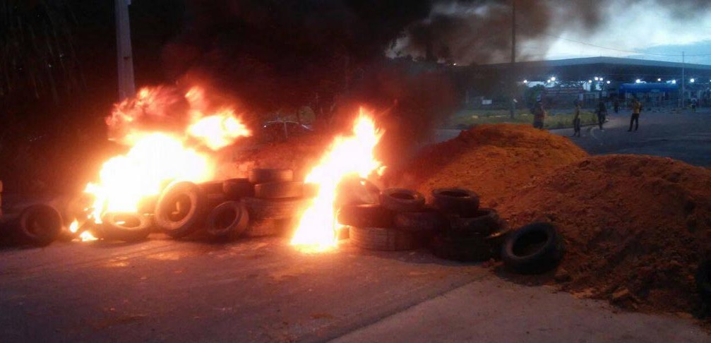 Moradores da Ilha de Itaparica fazem manifestação e interditam a BA-001