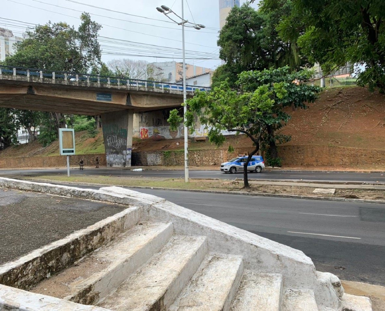 Mulher cai de viaduto e morre em Salvador; Polícia Civil investiga circunstâncias da queda