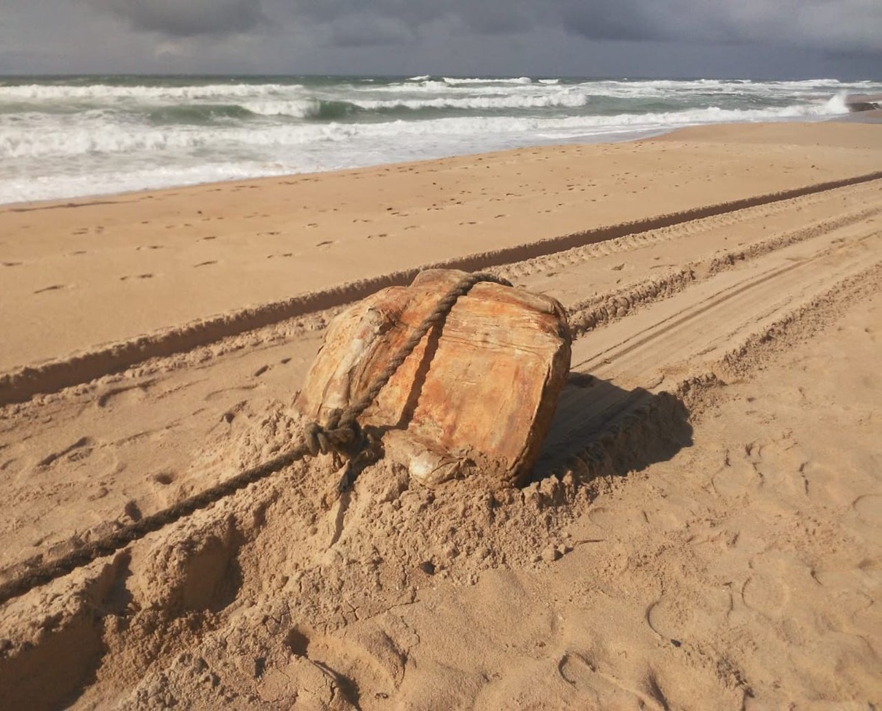 Do nada: caixas de origem misteriosa surgem na Praia do Flamengo e intrigam a população