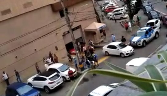 VÍDEOS: tentativa de assalto a carro forte acaba em troca de tiros entre criminosos e seguranças de mercado na Pituba