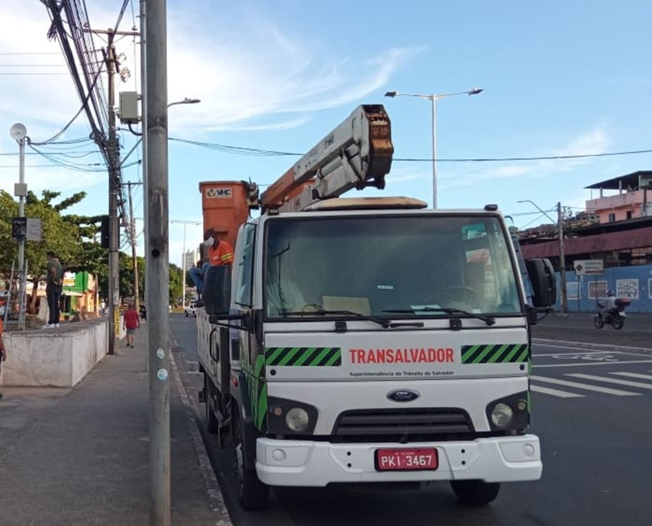 Motorista ataca guincho da Transalvador a tiros e acaba preso na Avenida Bonocô