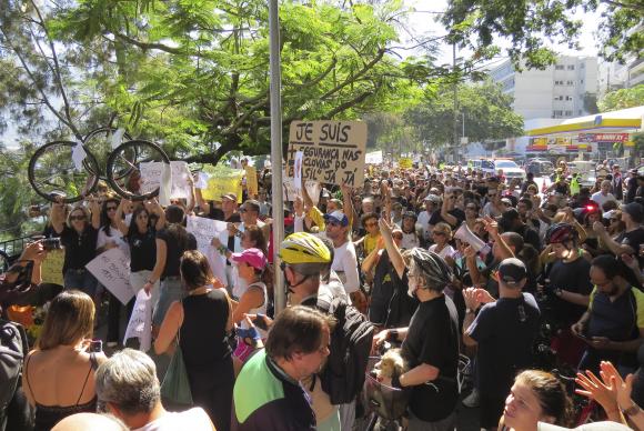 Cariocas pedem paz em protesto contra morte de ciclista