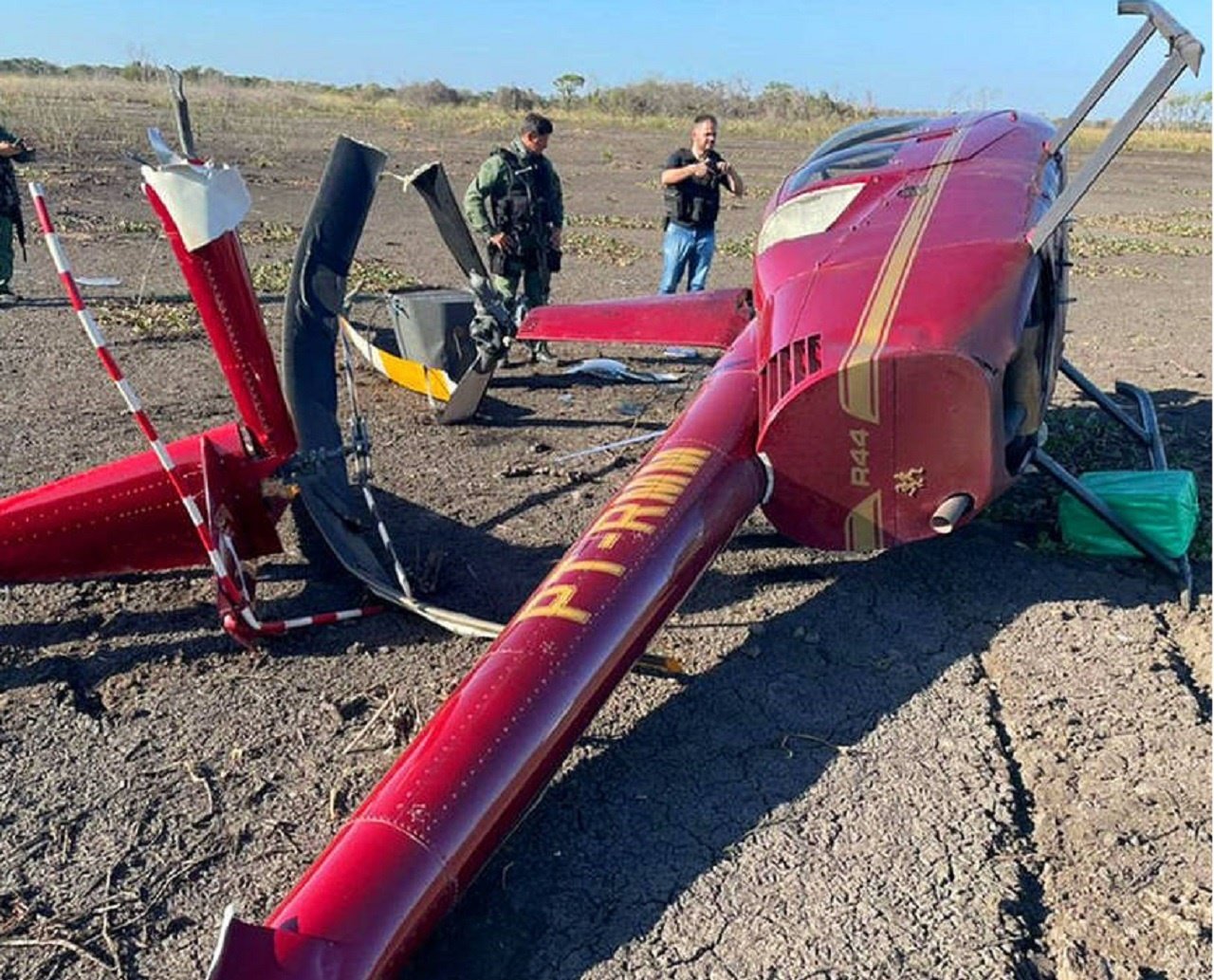 Com quase 300 kg de cocaína, helicóptero cai e tripulação some; aeronave está em nome de policial civil