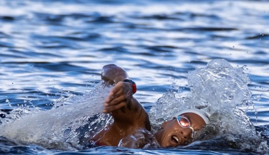 É OURO! Nadadora baiana Ana Marcela Cunha fatura o primeiro lugar na Maratona Aquática