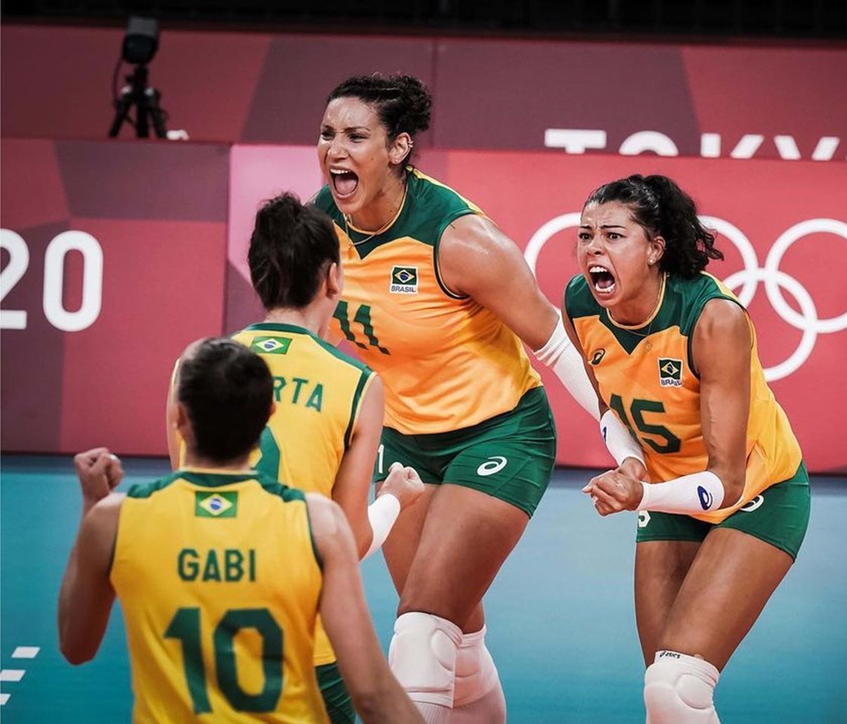 NA RAÇA! Brasil mostra força, vira sobre a Rússia e vai à semifinal no vôlei feminino