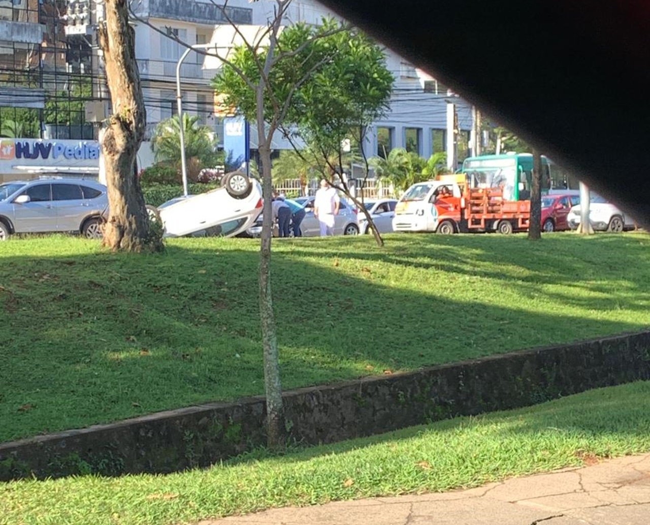 Carro capota na Avenida Garibaldi e deixa uma pessoa ferida; Trânsito segue congestionado no local