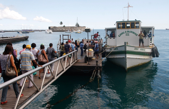 Travessia de Mar Grande tem fluxo normal e escunas de turismo voltam a operar