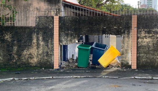 Motorista perde controle de carro e derruba muro de colégio no bairro da Pituba; tubulação foi atingida e o local inundado