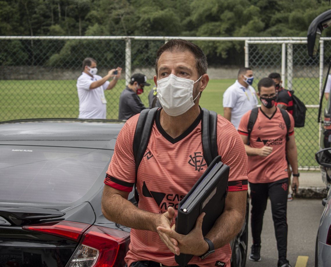 Crise sem fim: Ramon Menezes deixa comando do Vitória; diretoria ainda não se pronunciou oficialmente