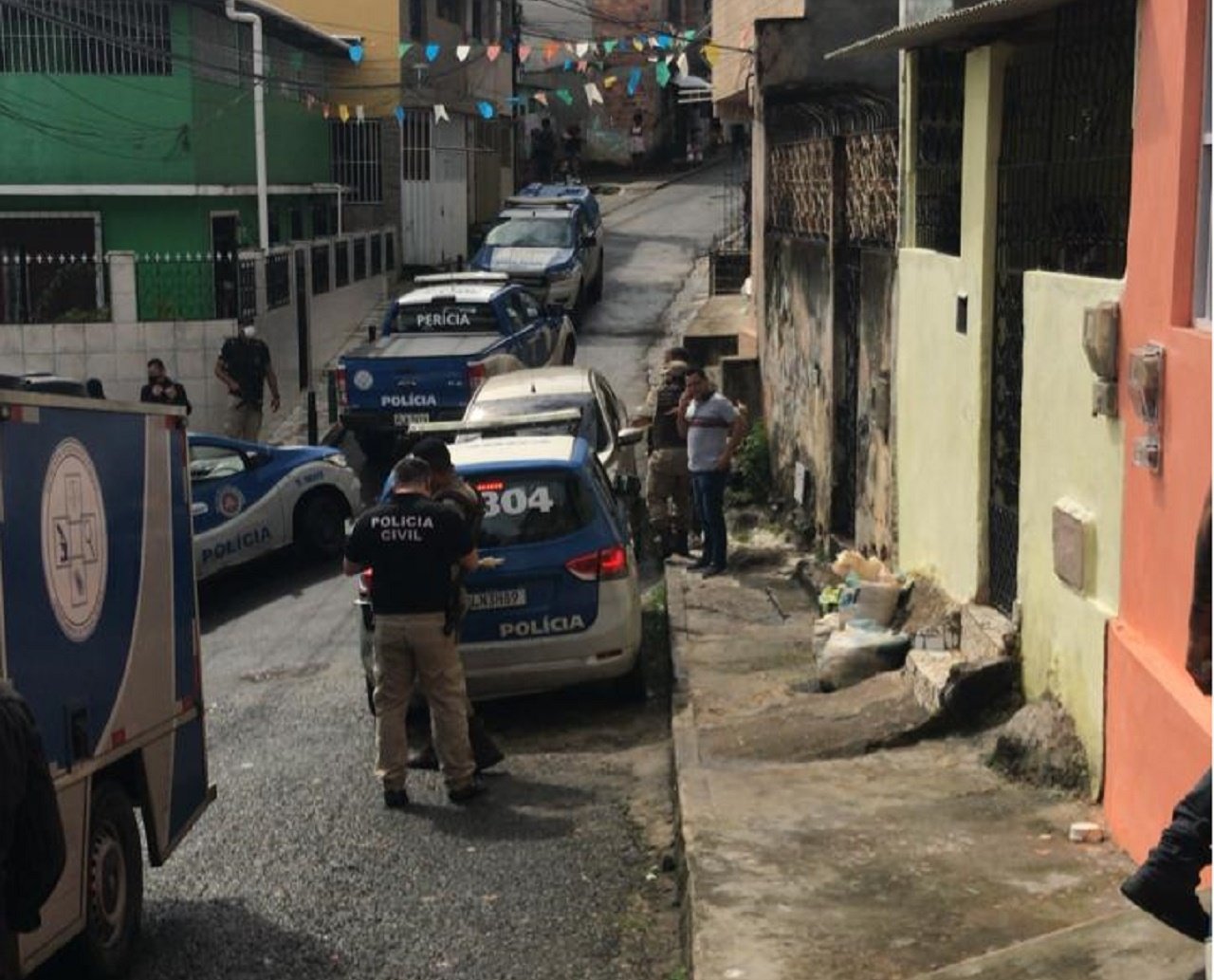 Bandidos invadem casa, matam casal e poupam quatro crianças em Salvador; madrugada tensa teve ainda "guerra de facções" 