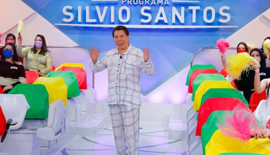 Silvio Santos surpreende ao aparecer vestido de pijama para apresentar programa de Dia dos Pais